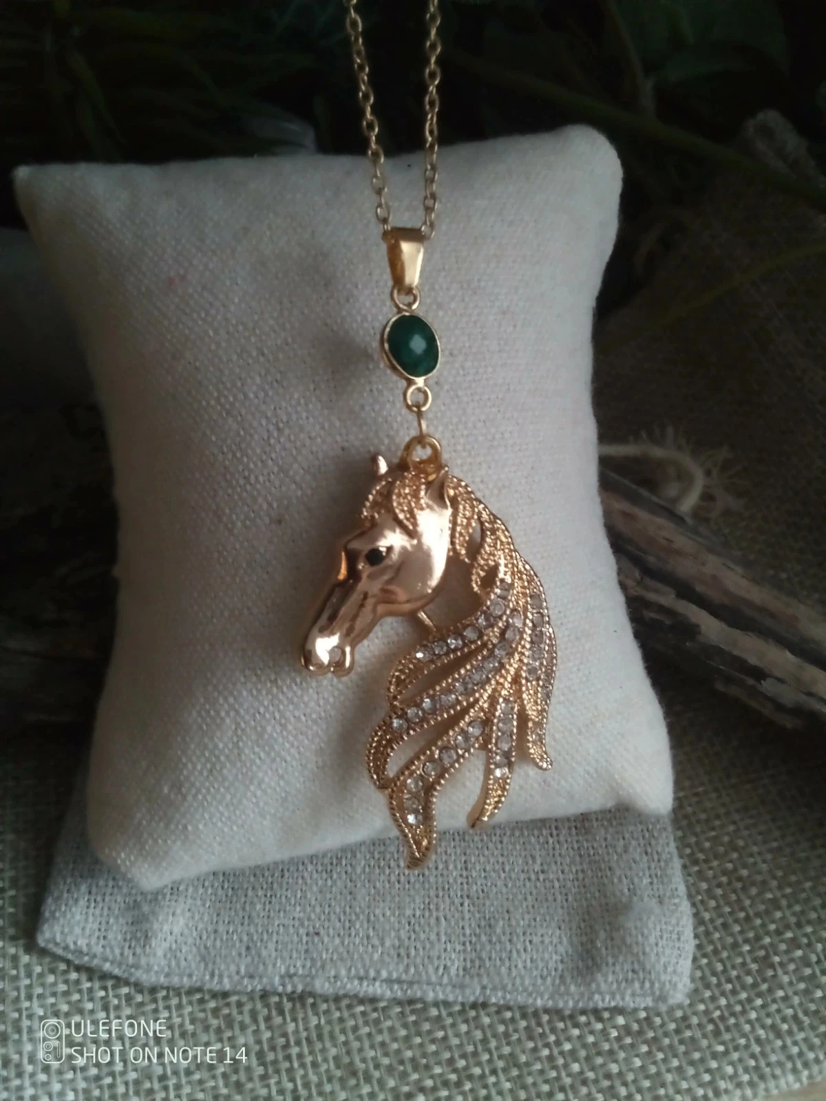 Collier cheval dorée et pierre d'émeraudevetye  brute